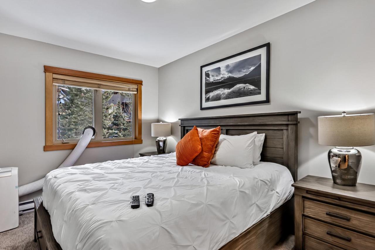 Suites With Pool & Hot Tubs Managed By Little Sister Getaways Canmore Esterno foto