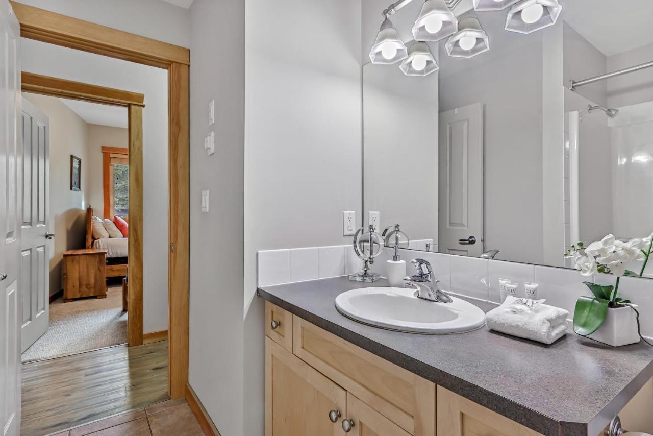 Suites With Pool & Hot Tubs Managed By Little Sister Getaways Canmore Esterno foto