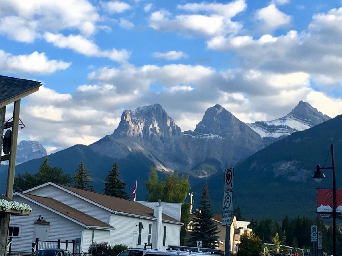 Suites With Pool & Hot Tubs Managed By Little Sister Getaways Canmore Esterno foto