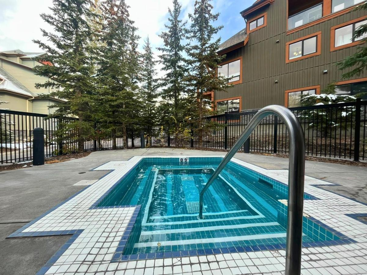 Suites With Pool & Hot Tubs Managed By Little Sister Getaways Canmore Esterno foto